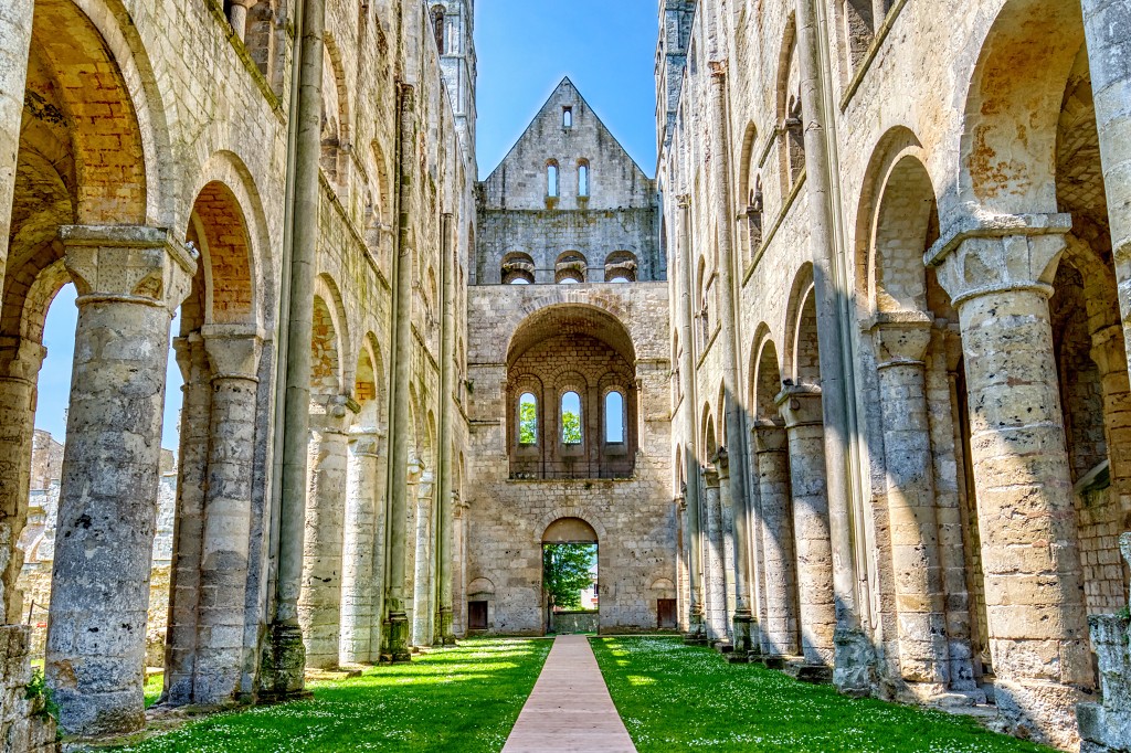 hdr abdij van Jumieges abbaye ruine religie religion rooms katholiek kerkfotografie kerk basiliek kathedraal Jumièges erfgoed christus maria